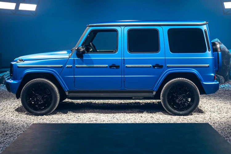 Trang bị bao gồm AMG Line: Gói ngoại thất thể thao với cản trước và sau được tinh chỉnh. Night Package: Các chi tiết ngoại thất sơn đen tạo điểm nhấn. Superior Line: Gói nội thất cao cấp với vật liệu chất lượng hàng đầu. Ngoài ra còn có lựa chọn 4 màu sơn cá nhân hóa Manufaktur, gồm xám, xanh mờ, trắng và trắng mờ mang đến sự độc đáo và khác biệt. 