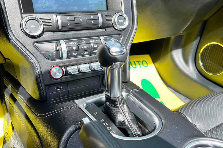 Một số trang bị tiêu chuẩn của Ford Mustang Convertible 2021 gồm đèn trước/sau LED, gương chiếu hậu gập điện, hệ thống chống ồn chủ động, cảnh báo điểm mù, hỗ trợ phanh tự động khẩn cấp, hỗ trợ giữ làn, giám sát áp suất lốp...