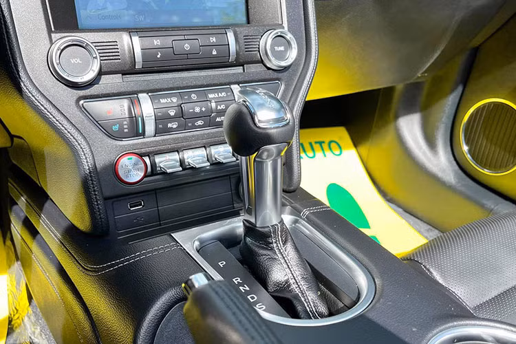 Một số trang bị tiêu chuẩn của Ford Mustang Convertible 2021 gồm đèn trước/sau LED, gương chiếu hậu gập điện, hệ thống chống ồn chủ động, cảnh báo điểm mù, hỗ trợ phanh tự động khẩn cấp, hỗ trợ giữ làn, giám sát áp suất lốp...