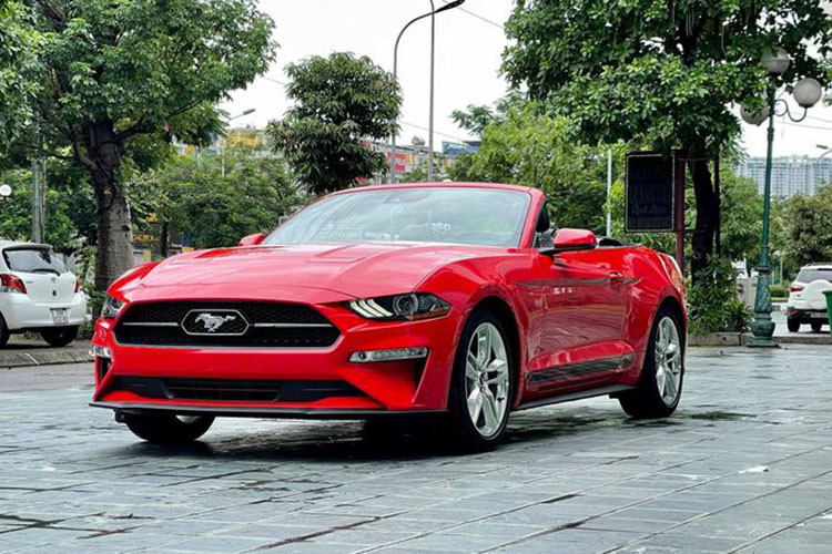Ngoài ra biển số "khủng 799.69", Ford Mustang của đại gia Hải Phòng còn có phần mui mềm đóng mở tự động, phần đuôi khác một chút so với bản coupe để có chỗ cất mui khi đóng.
