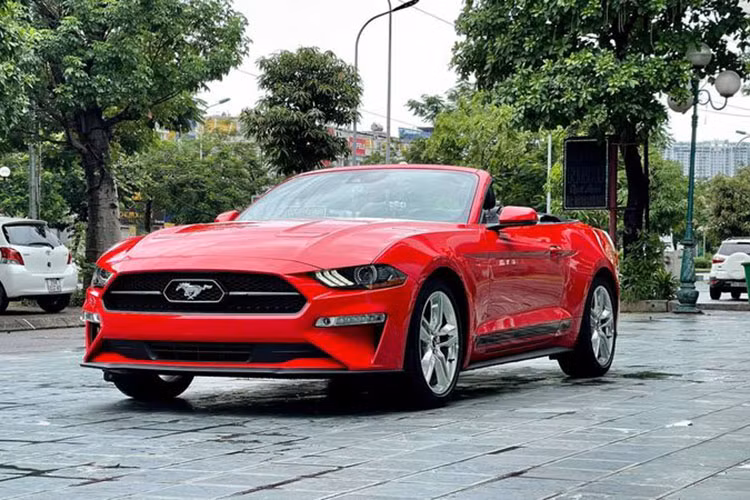 Ngoài ra biển số "khủng 799.69", Ford Mustang của đại gia Hải Phòng còn có phần mui mềm đóng mở tự động, phần đuôi khác một chút so với bản coupe để có chỗ cất mui khi đóng.