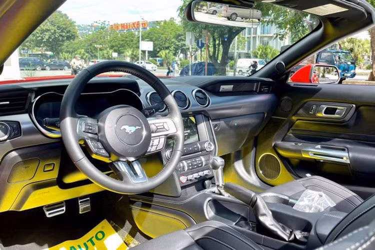 Ford Mustang Covertible 2021 có chiều dài x rộng x cao tương ứng 4.788 x 1.915 x 1.380 mm, chiều dài cơ sở 2.720 mm. Các thông số này tương đương biến thể fastback. Bên trong nội thất xe không khác biệt nhiều so với đời trước. Chiếc xe trong bài có cabin với tone màu đen chủ đạo.