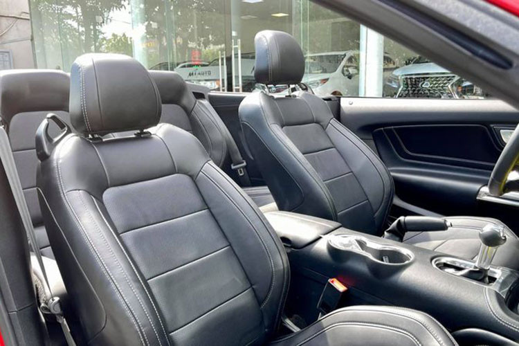 Xe có 4 ghế, được bọc da, hàng ghế trước chỉnh điện. Với gói trang bị tiêu chuẩn, Ford Mustang Convertible 2021 chỉ có hàng ghế trước chỉnh cơ. Xe được trang bị cặp màn hình kỹ thuật số ở trung tâm và trên bảng đồng hồ, đi kèm nhiều chi tiết kim loại trên vô-lăng, táp-lô hay cần số.