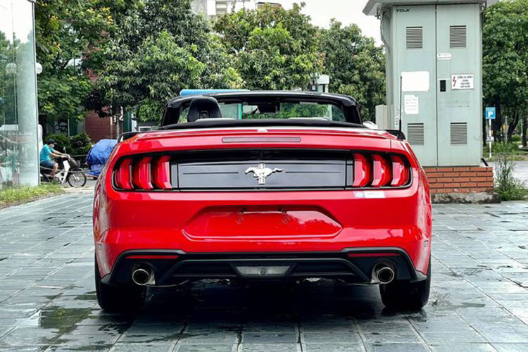 Theo giới thạo tin, giá xe Ford Mustang Convertible 2021 này có mức bán ra trên 3 tỷ đồng tại đâij lý nhập khẩu ôtô tư nhân ở Việt Nam, chưa gồm các chi phí lăn bánh.