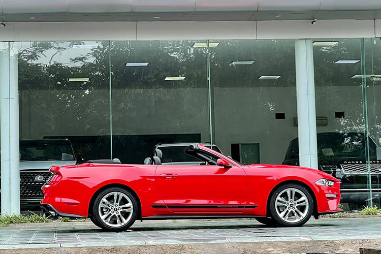 Về thiết kế, Ford Mustang 2021 bản Convertible gây ấn tượng với diện mạo hầm hố với phần líp đen mở rộng ở cản trước, nẹp sườn thể thao, bộ khuếch tán gió lớn phía sau tích hợp hệ thống cặp ống xả kép và cánh gió nhỏ trên nắp cốp.