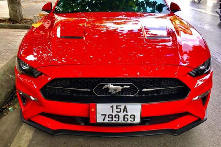 Chiếc Ford Mustang Convertible 2021 mới tại Hải Phòng này đeo biển đuôi 79 mang ý nghĩa "thần tài lớn" (39 là thần tài nhỏ), giới luận biển cho rằng xe có biển số này thì chủ nhân sẽ làm ăn phát đạt, may mắn.