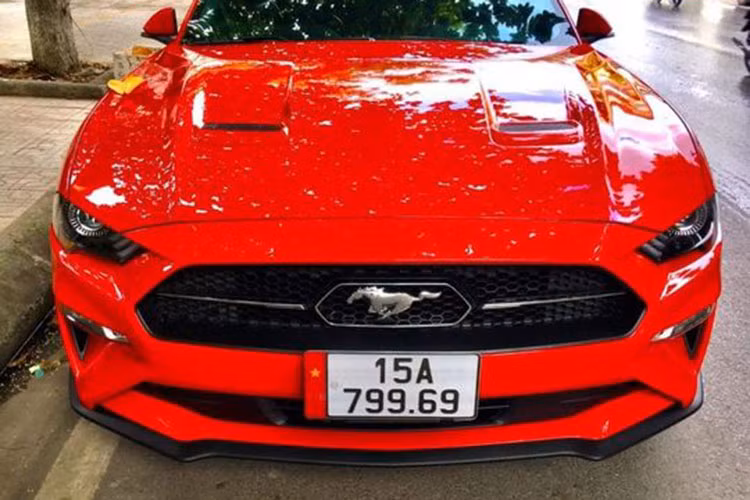 Chiếc Ford Mustang Convertible 2021 mới tại Hải Phòng này đeo biển đuôi 79 mang ý nghĩa "thần tài lớn" (39 là thần tài nhỏ), giới luận biển cho rằng xe có biển số này thì chủ nhân sẽ làm ăn phát đạt, may mắn.