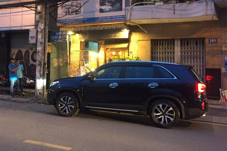 Tại Việt Nam, Kia Sorento thế hệ mới được phân phối với 2 phiên bản động cơ máy dầu và máy xăng. Trong đó phiên bản máy dầu có dung tích 2.2, 4 máy thẳng hàng, động cơ này có công suất 195 mã lực ở 3800 vòng/phút, mô men xoắn cực đại 437Nm tại 1800-2500 vòng/phút. Kết hợp cùng hộp số tự động 6 cấp.