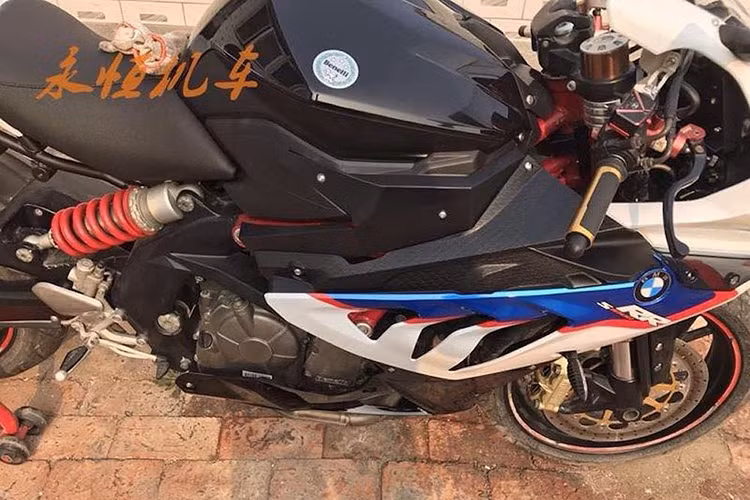 Việc lắp ráp được thiến hành khá hoàn hảo, khiến ngay cả những người đam mê môtô cũng dễ dàng nhầm tưởng bản độ BN600i này là một chiếc BMW S1000RR thế hệ đầu tiên thực thụ. Để có dáng xe chúi về phía trước thể thao hơn, xưởng độ đã hạ thấp phuộc trước của xe khoảng 3 cm.