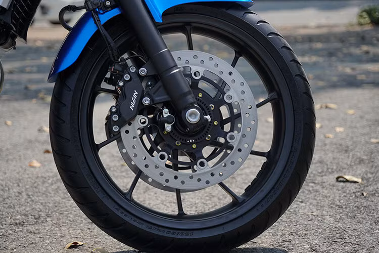 Môtô Honda CB400SF bản kỷ niệm 25 năm vẫn trang bị phuộc trước dạng ống lồng của thương hiệu Showa kích thước 43mm có thể điều chỉnh. Bộ mâm 10 chấu với ánh trước dùng phanh đĩa đôi, và đĩa đơn đối với bánh sau. Công nghệ chống bó cứng phanh ABS là trang bị tiêu chuẩn.