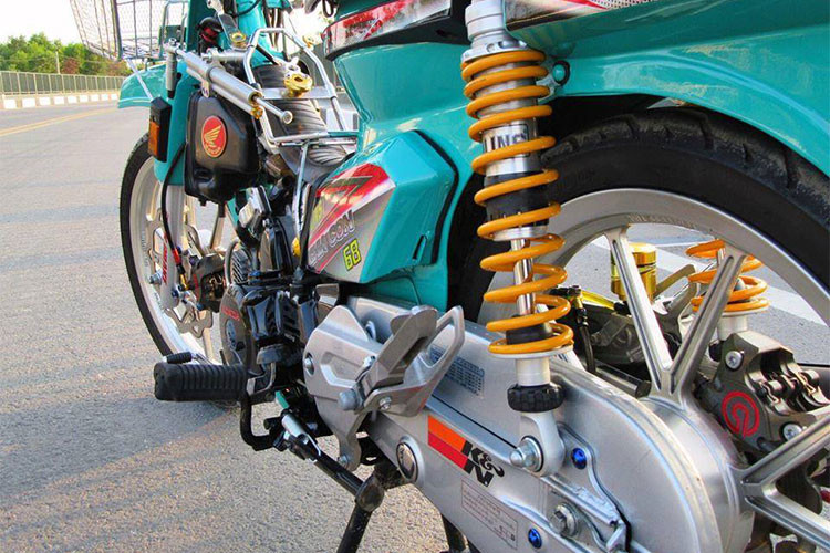 Ở phía sau, chiếc xe cũng đã được nâng cấp hệ thống phanh đĩa mới với, tuy nhiên phuộc sau đã được nâng cấp lên cặp phuộc Ohlins hàng hiệu. Cùng với đó là sự góp mặt của bình dầu, heo dầu Brembo logo lớn 2 pis đối xứng, dây dầu, gác chân kiểng... khá ấn tượng.