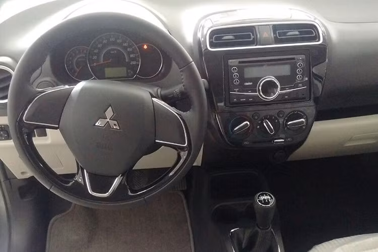 Cả 2 mẫu xe đều được trang bị động cơ MIVEC, được Mitsubishi phát triển riêng cho dòng xe Mirage và Attrage với mục tiêu giảm tiêu hao nhiên liệu và đạt công suất tối ưu cho vận hành.