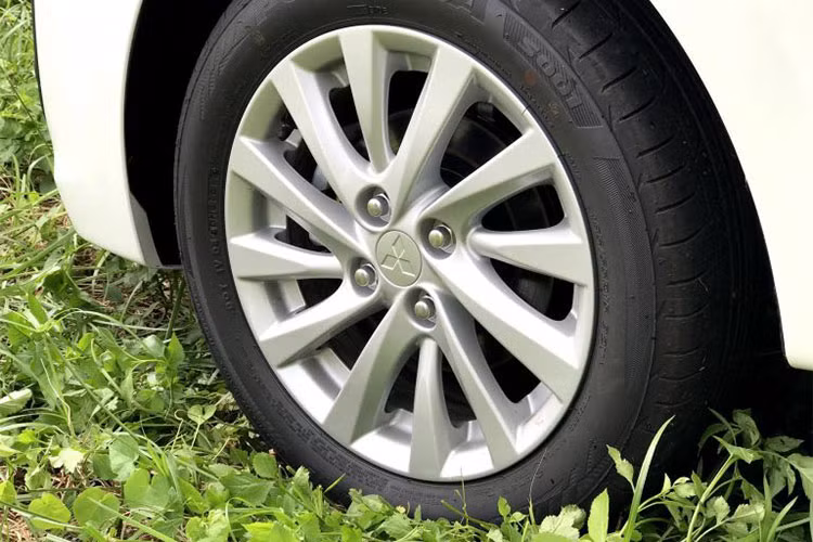 Cả hai mẫu xe cỡ nhỏ của Mitsubishi Motors Việt Nam vẫn được trang bị bộ mâm đúc 15-inch và lưới tản nhiệt mạ crôm, phanh đĩa phía trước.