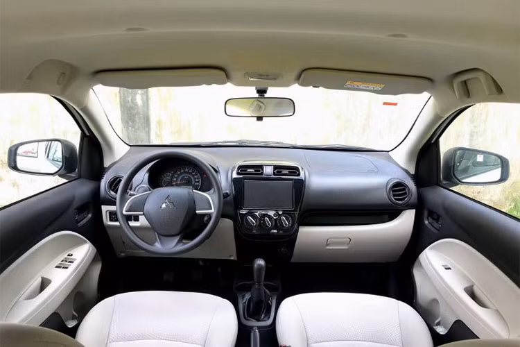 Nội thất của hai mẫu xe này đều được trang bị lọc gió điều hòa, ghế lái chỉnh tay với chức năng điều chỉnh độ cao, cửa kính tài kế điều khiển 1 chạm với chức năng chống kẹt, gương chiếu hậu chỉnh điện, màn hình hiển thị đa thông tin, hệ thống sưởi kính sau…