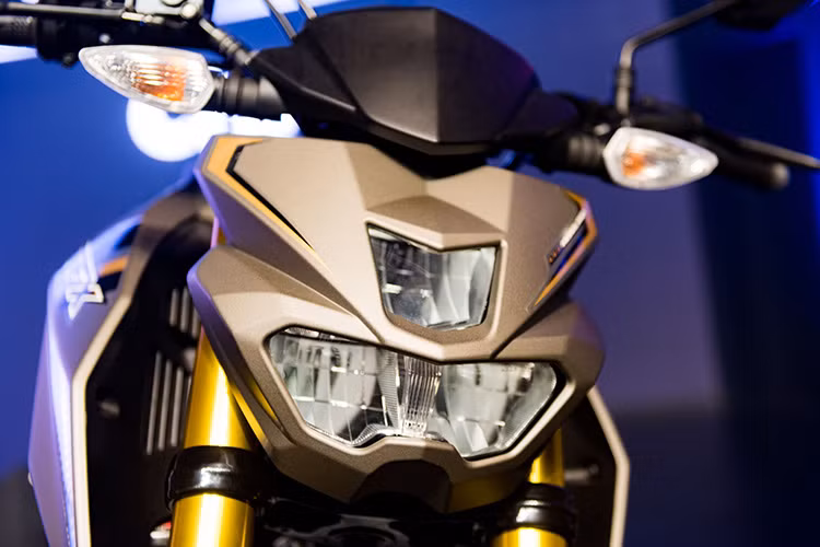 Phần đầu xe với cụm đèn pha bằng LED với kiểu dáng hiện đại tương tự như chiếc R15, Khung xe dạng Deltabox với kết cấu ống thép, có độ cân bằng và sự chắc chắn tuyệt vời cho trải nghiệm lái vững vàng và linh hoạt. Càng sau bằng nhôm nguyên khối trọng lượng nhẹ...