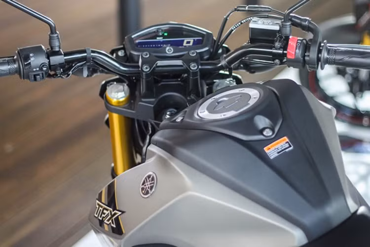 Yên xe Yamaha TFX 150 được thiết kế có thể chở 2 người, tuy nhiên vì được thiết kế phong cách thể thao giống R15 nên phần yên sau khá cao. Bình xăng của TFX150 có dung tích 10.2 lít cùng thiết kế góc cạnh làm tăng vẻ mạnh mẽ, thể thao cho mẫu xe mới này.