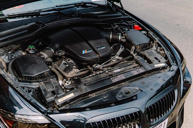 Nguyên bản BMW M6 trang bị động cơ 5 lít V10 cho công suất 507 mã lực tại vòng tua máy 7.750 vòng/phút, mô-men xoắn cực đại 520 Nm tại vòng tua máy 6.100 vòng/phút. M6 mất khoảng 4,4 giây để tăng tốc lên 100 km/h từ vị trí đứng yên. Tốc độ tối đa giới hạn ở mức 250 km/h.