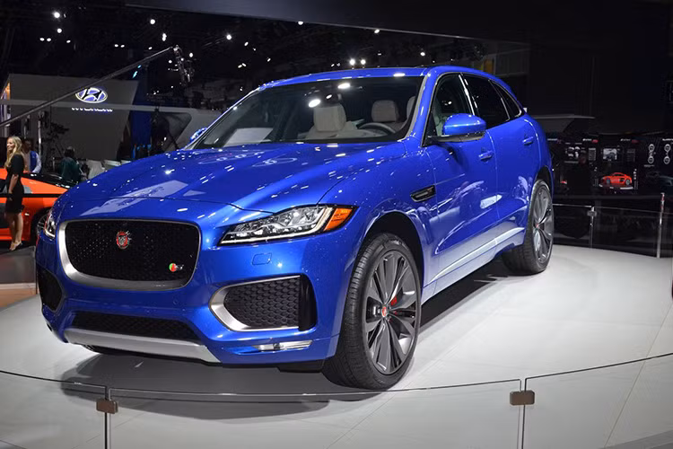 Được giới thiệu là một mẫu crossover tính năng vận hành cao, F-Pace sử dụng kết cấu nhôm trọng lượng nhẹ của Jaguar, có cả bản máy xăng và máy dầu, với công suất từ 178 mã lực đến 375 mã lực.