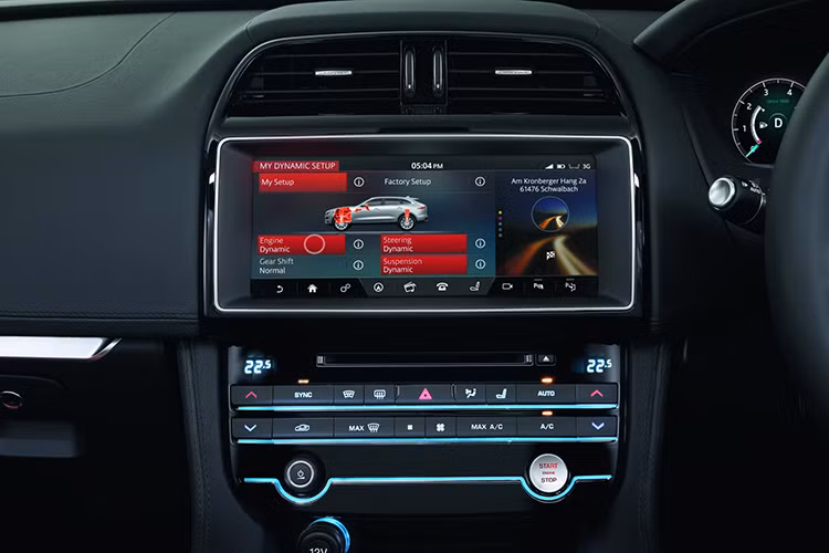Ngoài ra, mẫu crossover đầu tiên này của Jaguar sử dụng hệ thống thông tin giải trí InControl Touch Pro với sự hỗ trợ của màn hình cảm ứng10.2 inch và có một bộ xử lý 4 lõi (quad-core) rất mạnh, và chạy trên mạng siêu nhanh.