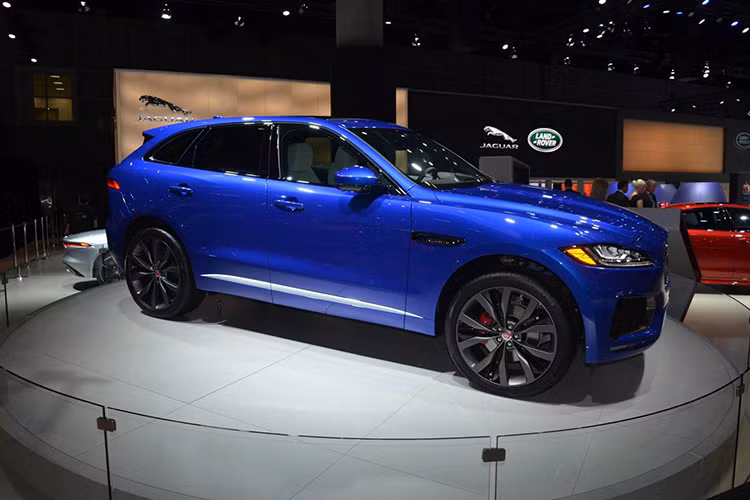 Và cuối cùng là phiên bản cao cấp nhất, F-Pace S sử dụng động cơ V6 siêu nạp dung tích 3L sinh ra công suất 375 mã lực với thời gian tăng tốc từ 0-100 km/h là 5,5 giây. Tại Mỹ, phiên bản này có giá 56.700 USD.