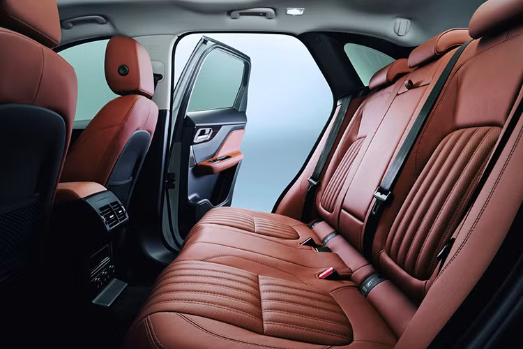 Trang bị F-Pace dùng của Land Rover có hệ thống kiểm soát địa hình chủ động (ASR) tích hợp với hệ thống điều khiển lái Jaguar Drive Control. Cùng hệ thống thông minh Activity Key với dây đeo tay chống nước và chống sốc...