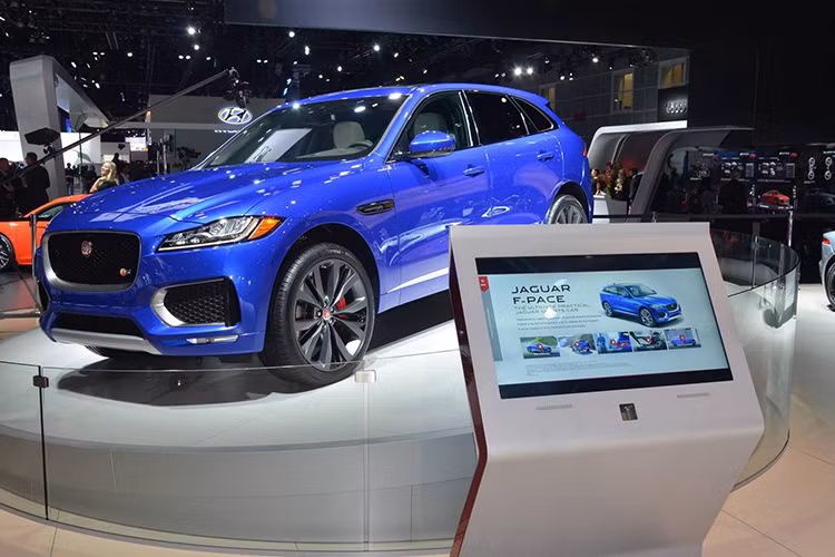 Nếu là một người có trí nhớ tốt hẳn sẽ thấy Jaguar F-Pace là một phiên bản hoàn thiện hơn của C-X17 Concept đã được hãng xe này giới thiệu cách đây hai năm. Nó được thừa hưởng cấu trúc khung gầm bằng nhôm nhẹ của Jaguar, khác biệt hoàn toàn so với những mẫu xe trước đây.