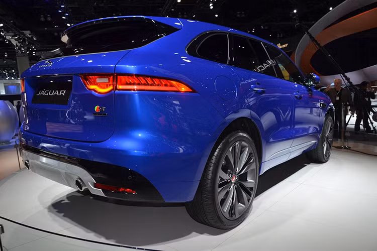 Với động cơ xăng V6 tăng áp 375 mã lực lấy từ mẫu F-Type, xe F-Pace có khả năng tăng tốc từ 0-96 km/h chỉ trong 5,1 giây, trước khi đạt tốc độ cực đại 250 km/h (có giới hạn điện tử).