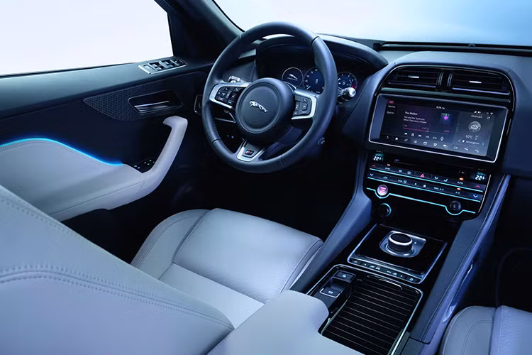  Các bản AWD được giới thiệu là có hệ thống dẫn động 4 bánh điều chỉnh mô-men xoắn chủ động theo điều kiện thực tế mà Jaguar giới thiệu là phức tạp nhất hiện nay và có mô-men xoắn cao nhất, mang tên Dẫn động chủ động thông minh (Intelligent Driveline Dynamics - IDD). 