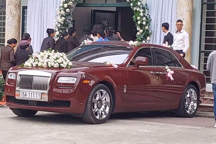 Một đám cưới diễn ra tại Hà Nội vào chiều hôm qua, ngày 15/3/2019, đã gây xôn xao cộng đồng mạng khi có sự xuất hiện của chiếc xe siêu sang Rolls-Royce Ghost màu đỏ mận. Điều đáng quan tâm chính là chiếc Ghost làm xe hoa trong đám cưới này lại mang biển "ngũ quý 1" của Hải Phỏng.