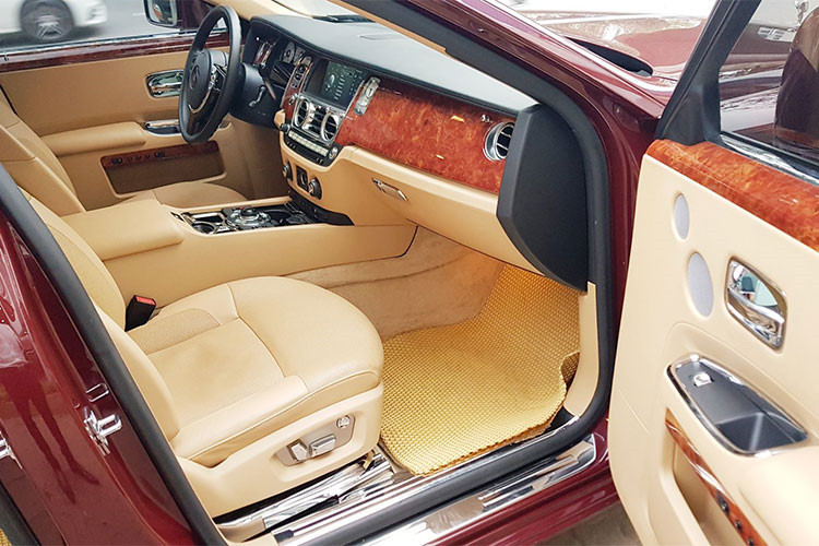 Roll-Royce Ghost sở hữu khối động cơ 6,6 lít V12 tăng áp, công suất 563 mã lực và mô-men xoắn 780 Nm ở ngay vòng tua máy 1.500 vòng/phút. Sức trẻ, thể thao của Ghost sẽ phù hợp với những khách hàng trẻ trung, đẳng cấp nhưng không kém phần mạnh mẽ trong tính cách.