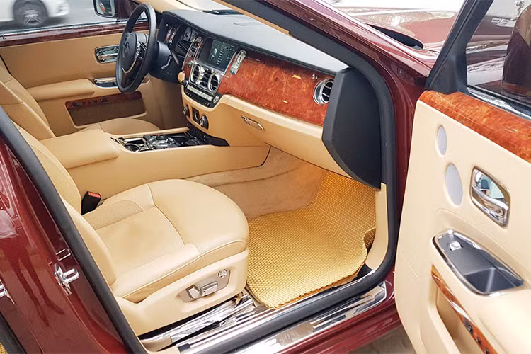 Roll-Royce Ghost sở hữu khối động cơ 6,6 lít V12 tăng áp, công suất 563 mã lực và mô-men xoắn 780 Nm ở ngay vòng tua máy 1.500 vòng/phút. Sức trẻ, thể thao của Ghost sẽ phù hợp với những khách hàng trẻ trung, đẳng cấp nhưng không kém phần mạnh mẽ trong tính cách.