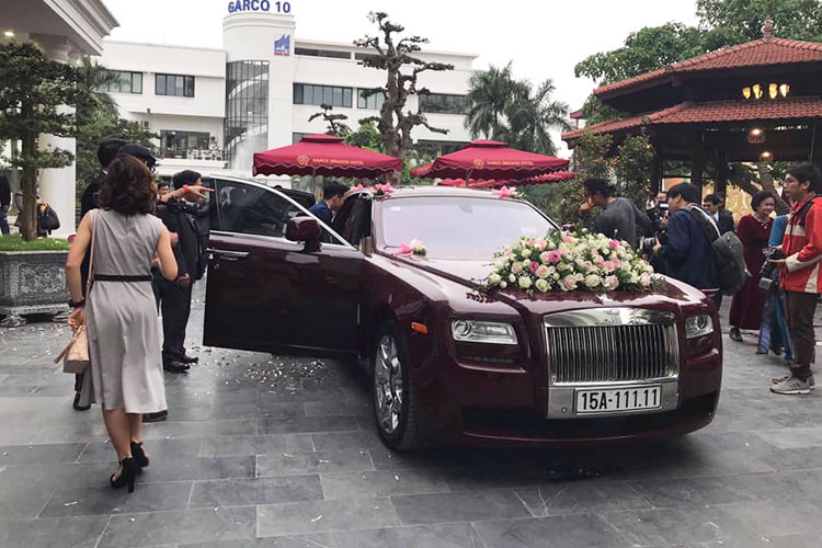 Tiết kiệm nhiên liệu không phải yếu tố được quan tâm nhiều đối với những vị đại gia đủ khả năng để mua những chiếc xe siêu sang. Mặc dù vậy, khối động cơ của chiếc xe Rolls-Royce Ghost 1 này chỉ "uống" khoảng 15,7 lít/100 km trong thành phố và 11,7 lít/100 km trên xa lộ.