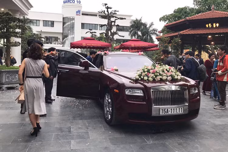 Tiết kiệm nhiên liệu không phải yếu tố được quan tâm nhiều đối với những vị đại gia đủ khả năng để mua những chiếc xe siêu sang. Mặc dù vậy, khối động cơ của chiếc xe Rolls-Royce Ghost 1 này chỉ "uống" khoảng 15,7 lít/100 km trong thành phố và 11,7 lít/100 km trên xa lộ.