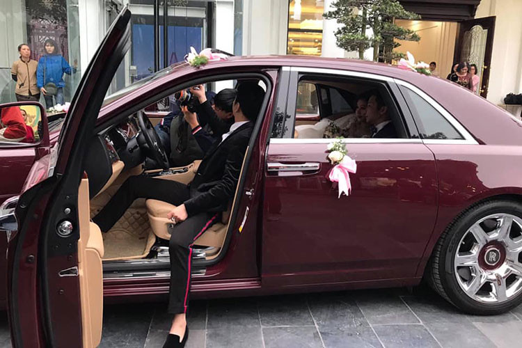 Rolls-Royce Ghost được thiết kế nhỏ gọn hơn so với "đàn anh" Phantom, nó sở hữu “số đo” khiêm tốn: 5.399 mm dài, 1.948 mm rộng và 1.550 mm cao. Khoảng cách giữa hai cầu xe của Ghost đạt 3.295 mm, tạo ra không gian rộng rãi bên trong cho 5 người trưởng thành ngồi thoải mái.