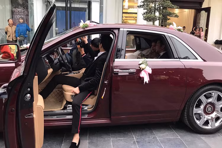 Rolls-Royce Ghost được thiết kế nhỏ gọn hơn so với "đàn anh" Phantom, nó sở hữu “số đo” khiêm tốn: 5.399 mm dài, 1.948 mm rộng và 1.550 mm cao. Khoảng cách giữa hai cầu xe của Ghost đạt 3.295 mm, tạo ra không gian rộng rãi bên trong cho 5 người trưởng thành ngồi thoải mái.