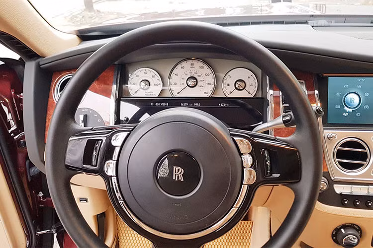 Đặc biệt, hệ thống ghế ngồi bên trong Ghost còn được sắp xếp theo “cấu hình rạp hát” sao cho mọi hoạt động vốn không ảnh hưởng đến người lái có thể được điều chỉnh từ ghế sau. Tất cả hoạt động đều được hiển thị trên hai màn hình LCD 9,2 inch đặt trên mặt sau của ghế trước...