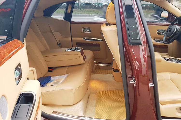 Xe có khả năng tăng tốc từ 0 lên 100 km/h trong 4.9 giây, vận tốc tối đa 249 km/h. Trang bị an toàn theo xe gồm: kiểm soát hành trình, điều khiển bằng giọng nói, cảm biến đổ sau, hỗ trợ phanh khẩn cấp, ổn định điều khiển lực kéo, cân bằng điện tử ESP, phát hiện người đi bộ Navi Nightvison, cảnh báo tiền va chạm, 10 túi khí an toàn...