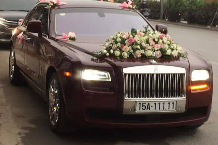 Được biết, chủ nhân cũ của chiếc Roll-Royce Ghost biển ngũ quý 1 là một đại gia trong ngành nhựa tại Hải Phòng. Điều đặc biệt, chiếc xe này sau khi được nhập về trong vài tháng vào năm 2018 đã được chào bán ra thị trường với mức giá 11,5 tỷ đồng.