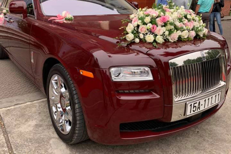 Chiếc Rolls-Royce Ghost Series I này sở hữu thân áo màu đỏ ruby khá hiếm tại Việt Nam, nó được một đại gia Hải Phòng tậu vào năm 2014 và từng một thời đình đám nhất làng xe sang Việt. Đáng chú ý là biển kiểm soát “ngũ quý” 1 còn mang đến đẳng cấp cho chủ nhân chiếc Rolls-Royce mỗi khi xuất hiện trên phố.