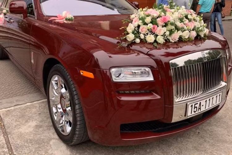 Chiếc Rolls-Royce Ghost Series I này sở hữu thân áo màu đỏ ruby khá hiếm tại Việt Nam, nó được một đại gia Hải Phòng tậu vào năm 2014 và từng một thời đình đám nhất làng xe sang Việt. Đáng chú ý là biển kiểm soát “ngũ quý” 1 còn mang đến đẳng cấp cho chủ nhân chiếc Rolls-Royce mỗi khi xuất hiện trên phố.