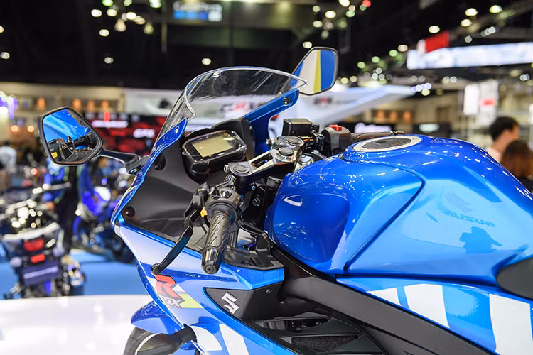 So với GSX-R1000, GSX-R150 bản mới sở hữu đèn pha với thiết kế sắc sảo hơn nhiều. Đặc biệt, đèn pha này cũng được hãng tích hợp công nghệ chiếu sáng LED, giúp tiết kiệm năng lượng hơn bên cạnh vẻ hiện đại. Trong khi đó, bình xăng của Suzuki GSX-R150 được bê nguyên từ "người anh em" Gixxer 155 sang.