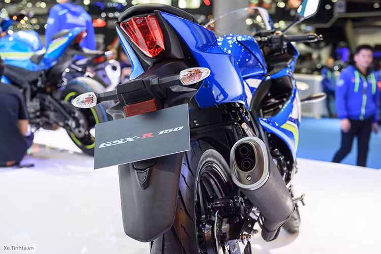 Các kích thước cơ bản khác của Suzuki GSX-R150 bao gồm chiều dài tổng thể 1.975 mm, cao 1.070 mm, rộng 674 mm, chiều dài cơ sở 1.300 mm, chiều cao yên 785 mm và chiều cao gầm 150 mm. Đuôi xe thiết kế cới cụm đèn hậu và xi nhan tách rời, dè sau thiết kế dài không gây bắn bùn đất lên người sử dụng khi thời tiết hay đường xấu.