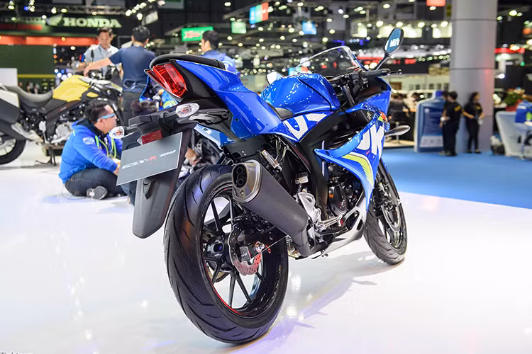 Là một mẫu xe môtô thể thao hoàn toàn mới nằm trong dòng GSX-R, GSX-R150 sở hữu thiết kế đầy hấp dẫn với những đường nét góc cạnh kết hợp với các chi tiết cong mềm mại. Nhìn chung, ngôn ngữ thiết kế của chiếc xe có khá nhiều điểm chung với "đàn anh" GSX-R1000 thế hệ mới.