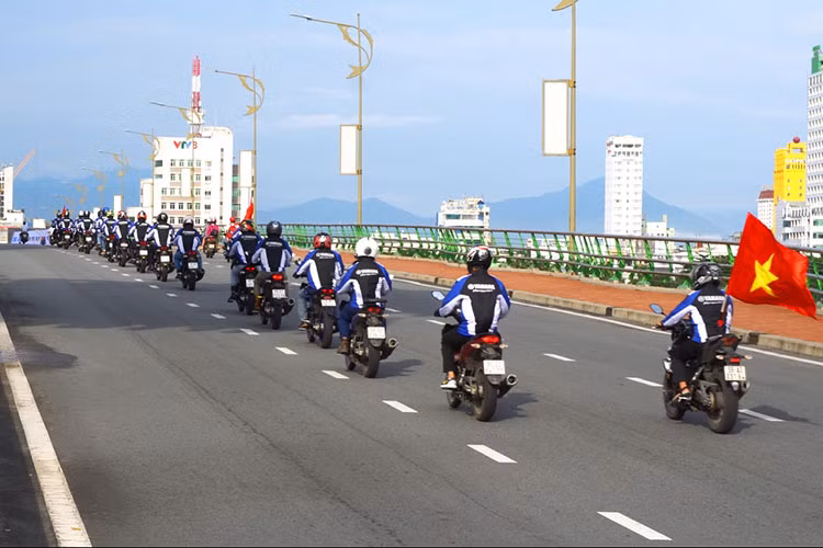 Thiết kế giảm xóc trục đơn vẫn là dạng monoshock nhưng được làm mới, mang lại cảm giác êm ái khi vận hành, tạo nên nét độc đáo và thể thao cho xe. Đặc biệt là khối động cơ 150cc, 4 kỳ, xi-lanh đơn, SOHC, phun xăng điện tử, làm mát bằng dung dịch và hộp số 5 cấp, côn tay - cho người lái cảm giác đấy phấn khích.