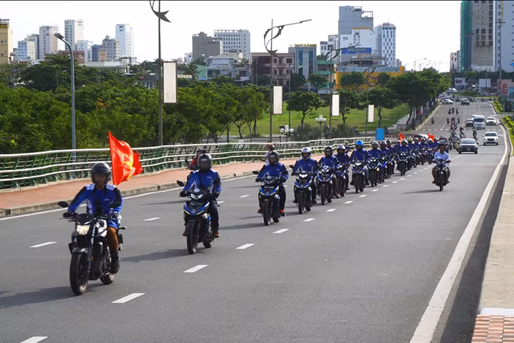 Theo đại diện hãng xe máy Yamaha tại Việt Nam, thay đổi có thể khiến nhiều người hài lòng nhất ở mẫu xe mới này chính là phần phuộc trước được làm lại để giải quyết tình trạng kêu “cụp cụp” khi đi qua ổ gà. Tiếng kêu từ phuộc trước mỗi khi qua ổ gà gây ra nhiều khó chịu ở những phiên bản trước đây, cuối cùng cũng đã được Yamaha cũng đã xử lý.