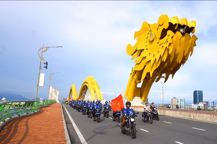 Bánh trước của xe sở hữu kích thước lớn hơn một chút so với người tiền nhiệm, thông số là 98/80-17M/C 46P. Việc gắn bánh trước lớn hơn sẽ giúp xe chạy ổn định hơn khi qua cua và trông nó cũng cứng cáp hơn. Bánh sau sử dụng lốp 120/70-17 cho phép các tay lái vừa cảm nhận được rõ ràng lực truyền từ phía sau lẫn độ bám đường vững chãi.