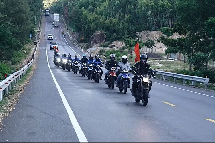 Trong hành trình xuyên Việt cùng Exciter 150 lần này, các “chiến binh” Yamaha Exciter mới và biker sẽ được trải nghiệm đủ loại địa hình và điều kiện thời tiết khác nhau, từ điểm đầu là TP HCM đầy nắng - Đà Lạt mù sương cho đến cao Nguyên ngút ngàn, miền Trung nắng gió và cả những địa hình đầy khó khăn của miền núi Đông, Tây Bắc...