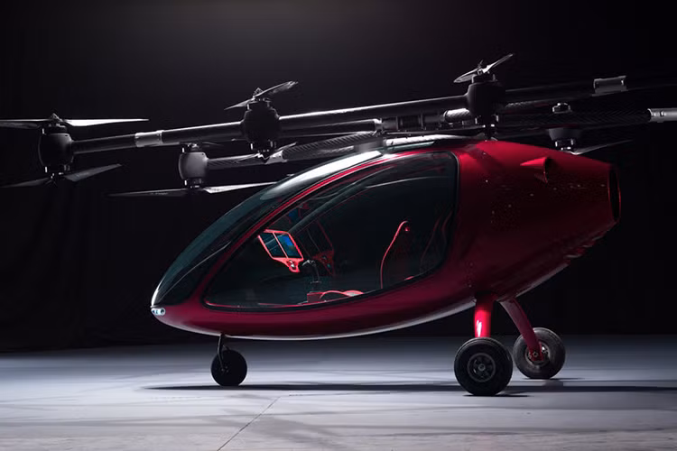 Cụ thể, chiếc máy bay tự động không người lái này có kích thước to hơn chiếc xe hơi cỡ nhỏ một chút, bên trong nó sở hữu hai chỗ ngồi và được trang bị một màn hình cảm ứng cỡ lớn chia đôi đa phương tiện hiện đại.