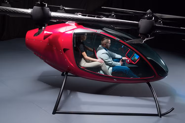 Một điều khá thú vị là khi bên trong chiếc máy bay cỡ nhỏ không người lái này không có một sợi dây điện, tất cả đều được thay thế bằng cáp quang. Nó sở hữu tốc độ đạt được khoảng 80 km/h. Passenger Drone sở hữu 16 động cơ điện, có khả năng cất cánh và hạ cánh tại chỗ.