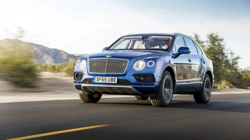 10. Bentley Bentayga - 195.000 USD: Siêu xe SUV Bentley Bentayga là đối thủ trực tiếp của mẫu Rolls-Royce Cullinan đắt giá. Bentayga có giá thấp hơn nhưng lại có những chỉ số sức mạnh cao hơn đối thủ. Trái tim của Bentayga là khối động cơ W12, dung tích 6.0 lít, công suất 600 mã lực, mô-men xoắn 900 Nm, tốc độ tối đa là 300 km/h trong khi Cullinan là 250 km/h.
